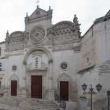 � qui che il tempio ci accoglie con la sua bianca facciata in realt� pi� moderna di quanto si possa pensare